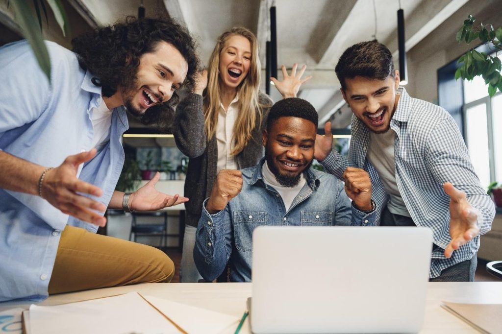 Équipe retrouvant motivation et cohésion après une démarche de prévention du stress au travail