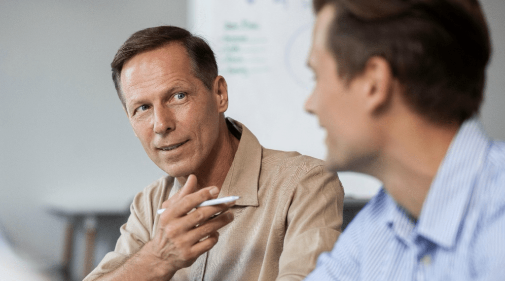 Dirigeant échangeant avec un coach professionnel pour prendre du recul sur ses responsabilités