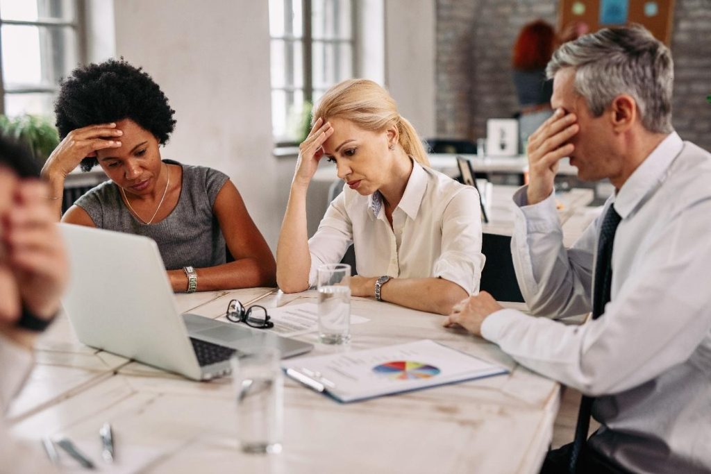 Collaborateurs confrontés au stress et à la pression au travail lors d’une réunion